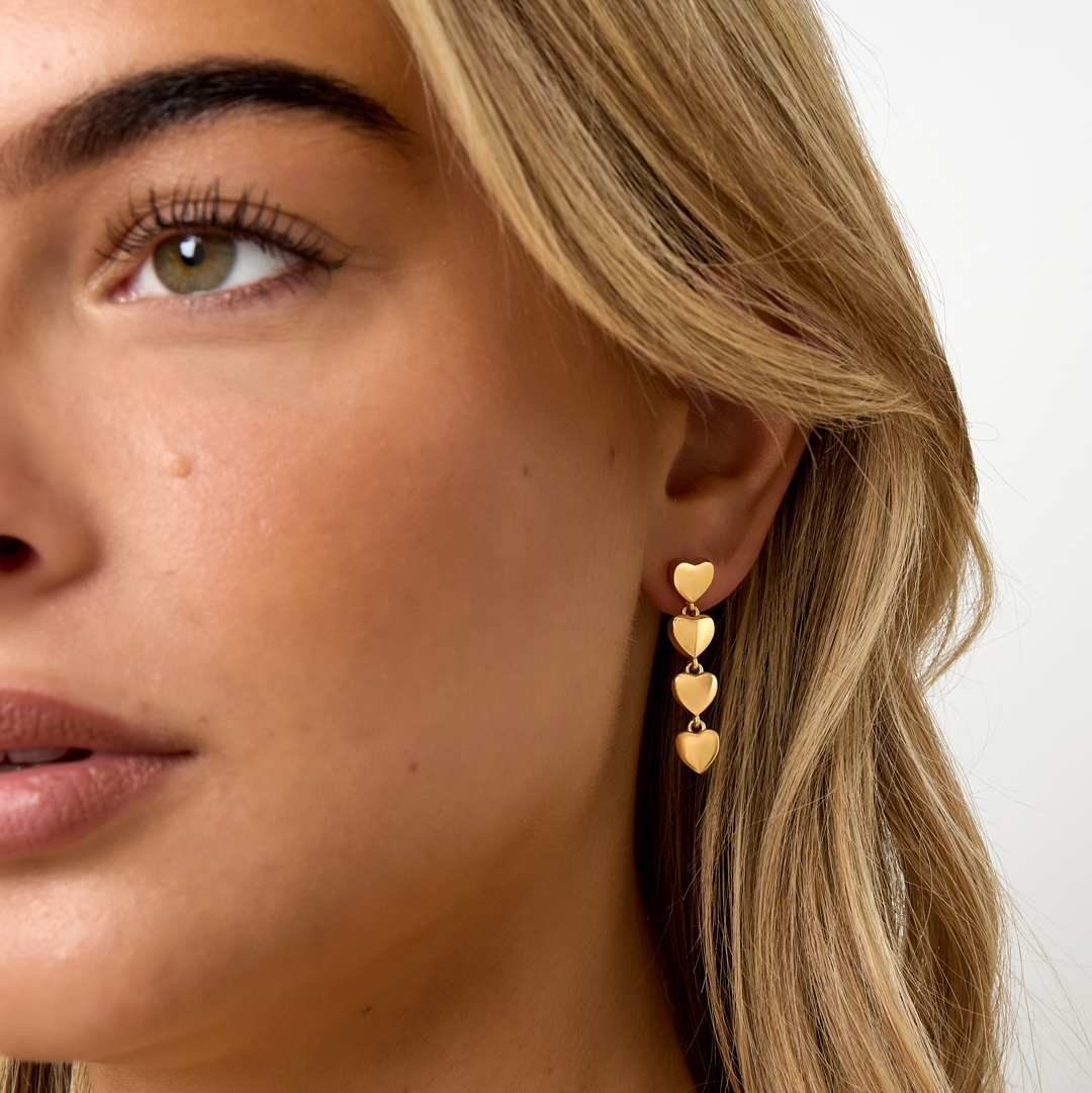 Made by Mila | Oorbellen hangende hartjes goud | Made by Mila 1 oorbellen-oorring-hartjes-hearts-goud-stainless-steel-madebymila
